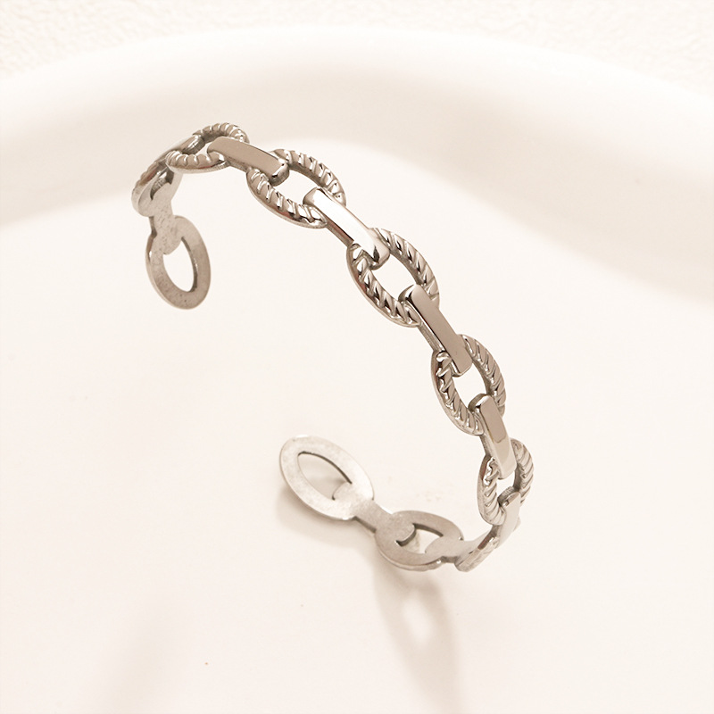 Fábrica en stock al por mayor de Europa y América transfronteriza de acero inoxidable en forma de C pulsera abierta ajustable chapado en oro 18K personalidad no se desvanece