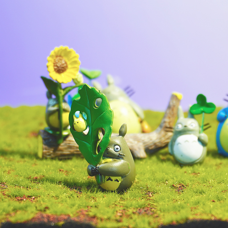 Hayao Miyazaki Clover levanta hojas tamaño Totoro rojo rojo pecera pequeña decoración interior muñeca al por mayor