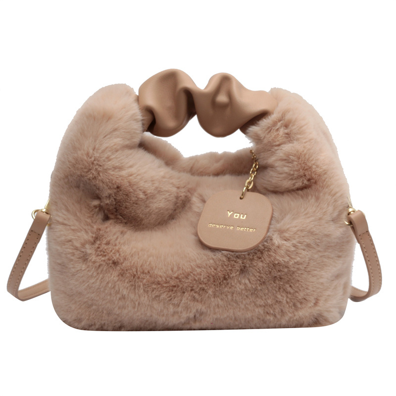 Borsa a tracolla in morbido pile effetto visone da donna_voghion.com