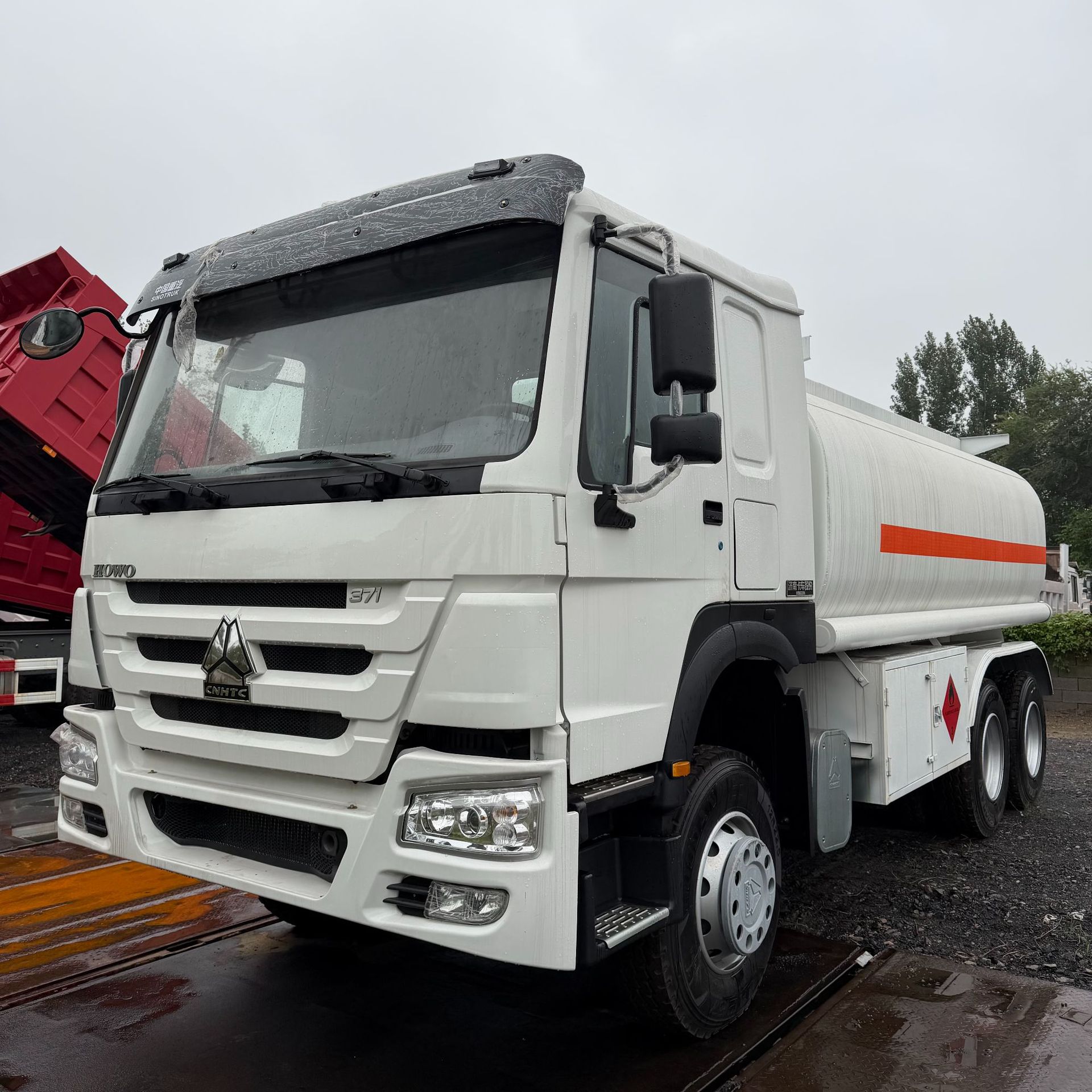 Cross-Border Manufacturers Sell Sinotruk Howo Sprinkler Trucks for Export Supply Sinotruk Howo Water Tank Sprinkler Trucks
