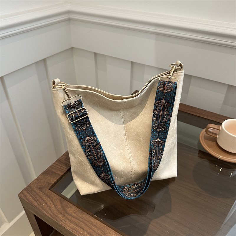 Gran capacidad de superficie suave ocio verano 2024 nueva moda temperamento de tendencia axilar correa de hombro ancha bolso de mujer