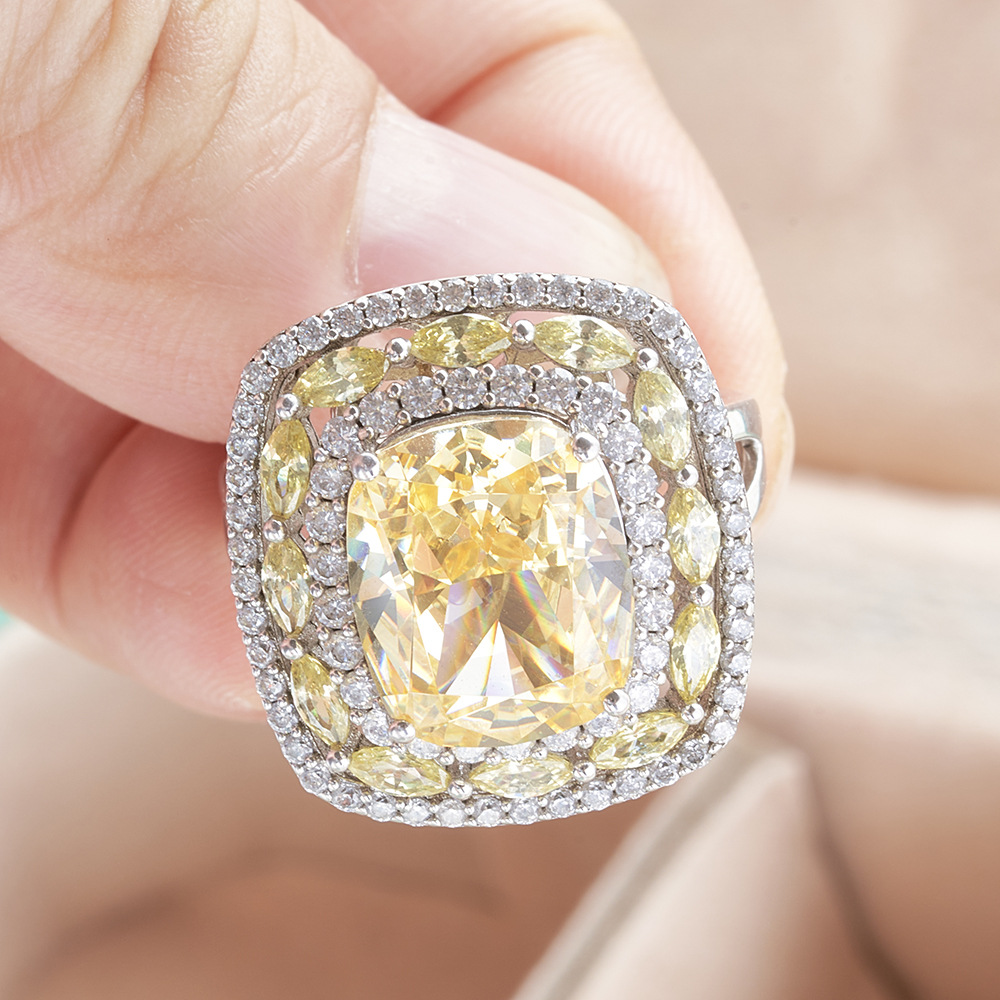 Almohada corte amarillo anillo de diamante de alto carbono anillo femenino Super flash amarillo diamante anillo femenino Pequeño Libro Rojo Transmisión en vivo Venta caliente