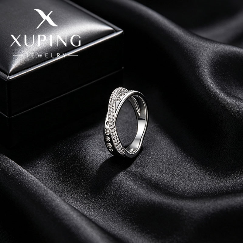 Xuping lujoso diseño ligero anillo de diamante de aleación de apertura de alta calidad anillo de moda personalidad anillo de novia