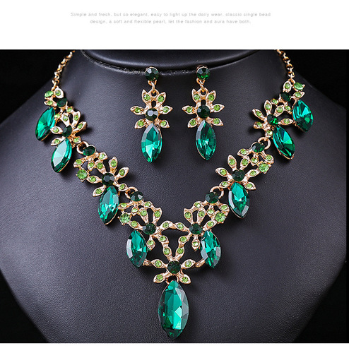 Source factory European and American accessories exaggerated retro necklace set women's luxury crystal banquet dress accessories clavicle chain