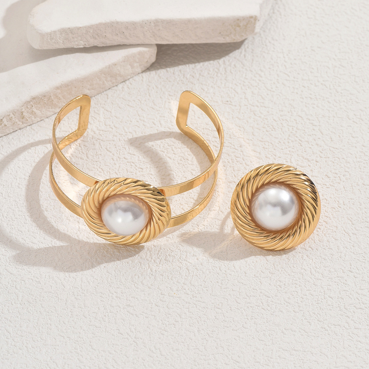 Geometriskt armband med ring i set med pärlor_voghion.com