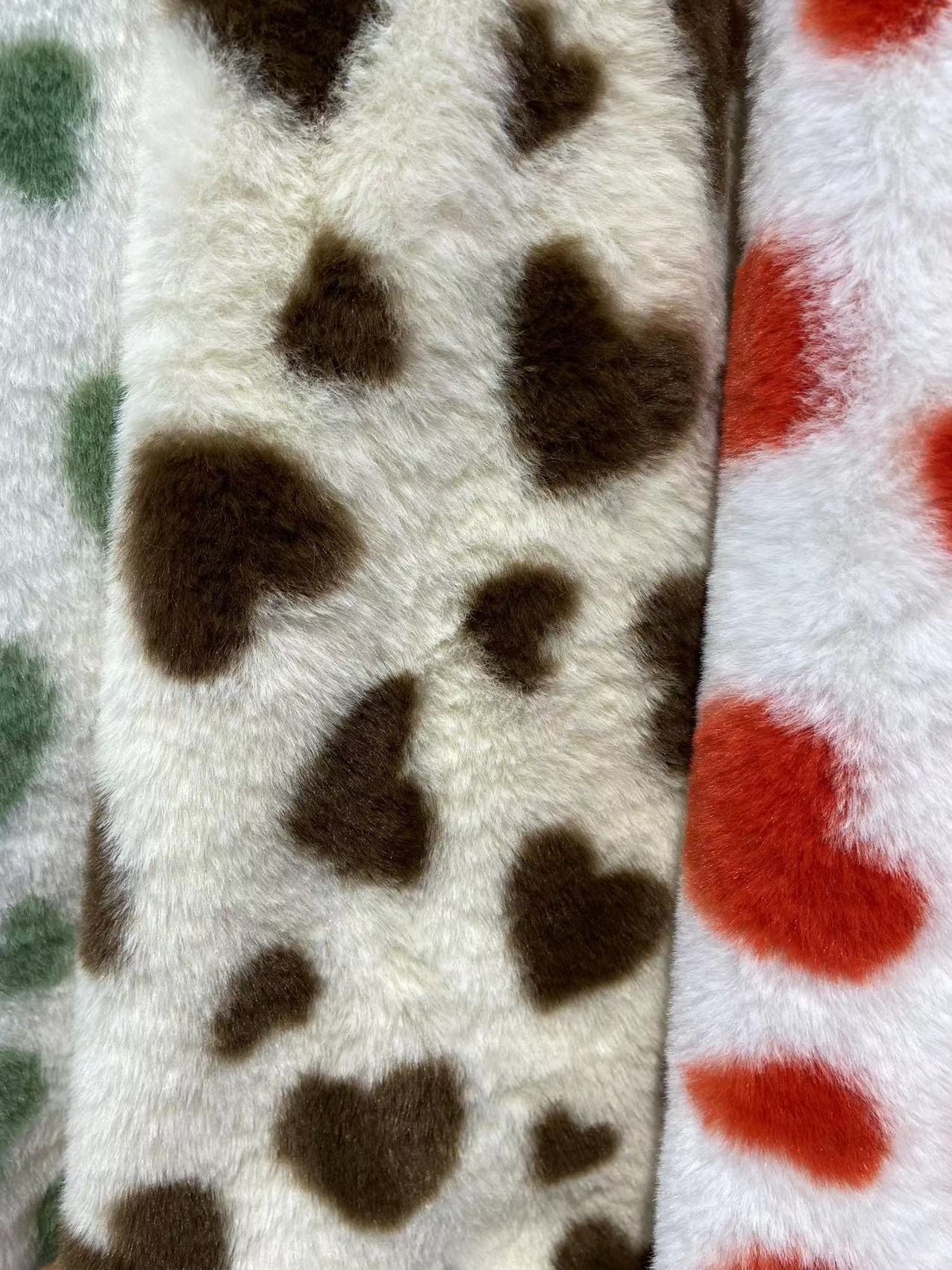 En stock imitación de piel de conejo Pequeño amor impresión tela conejo felpa tela pollo corazón impresión ropa zapatos y sombreros bufanda tela