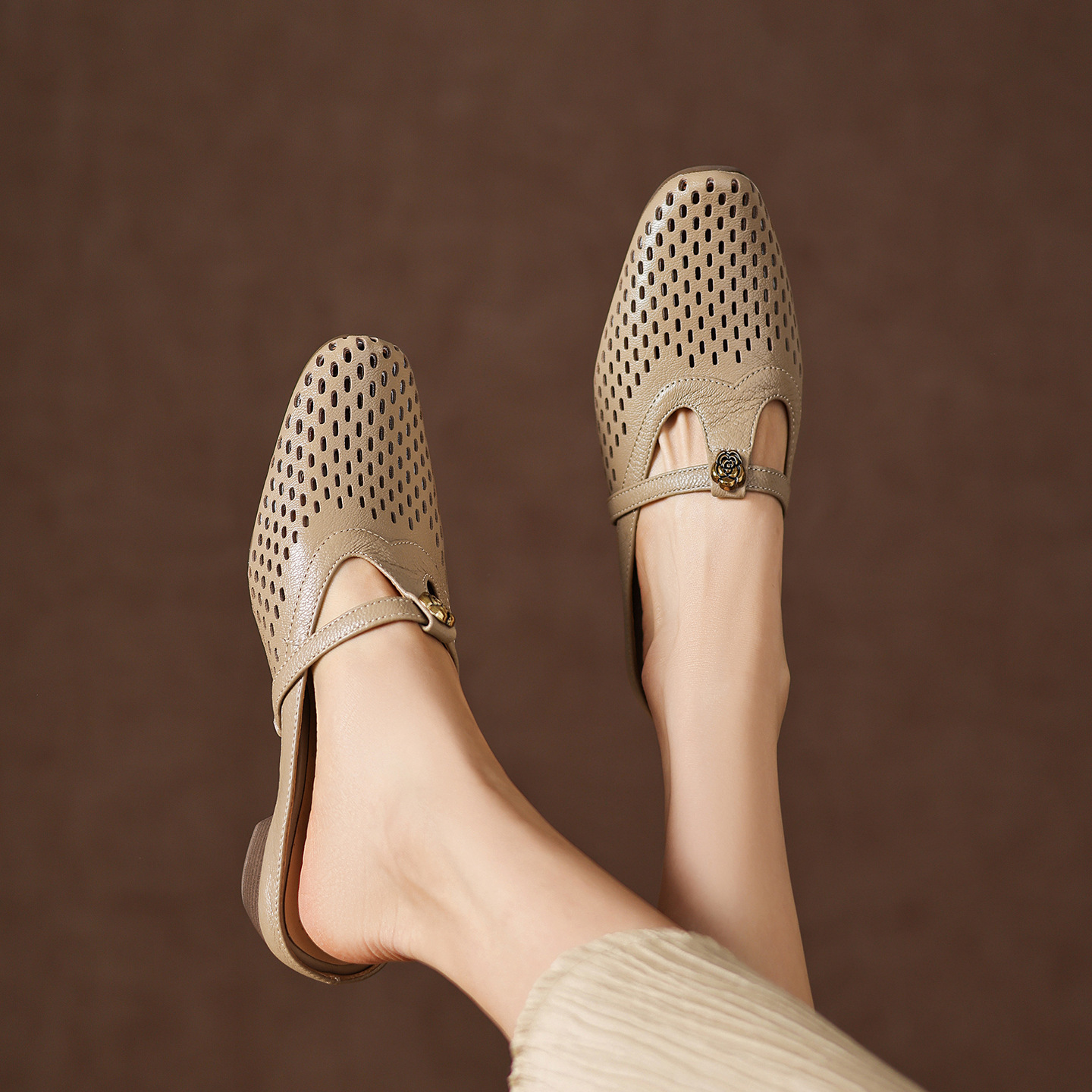 Dép sandal nữ quai chữ V da dê, gót thấp 3,5 cm, mũi kín hở gót — màu trắng ngà