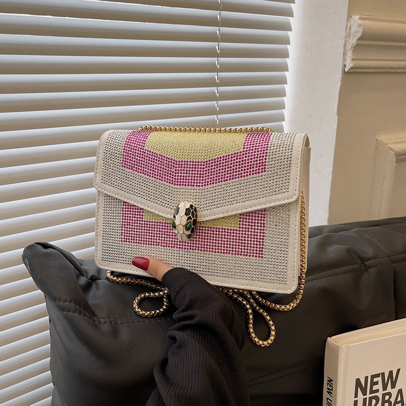 Bolso cuadrado pequeño de diamantes de imitación de color de moda transfronteriza 2023 otoño nuevo estilo cadena de aire occidental mensajero de un solo hombro mochila pequeña simple