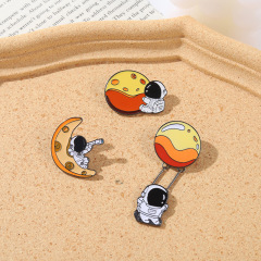 Amazon best-selling moon astronaut brooch moon and astronaut metal badge brooch pin hat rim clip