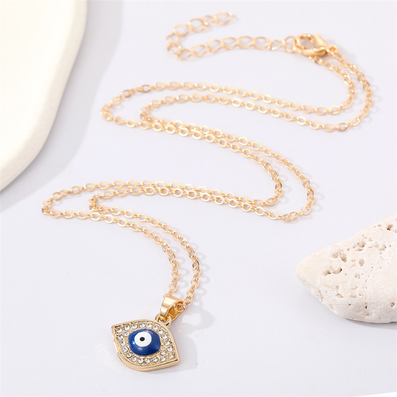 Retro Full Diamond Eye Necklace Simple Blue Devil's Eye Pendant Clavicle Chain display picture 3