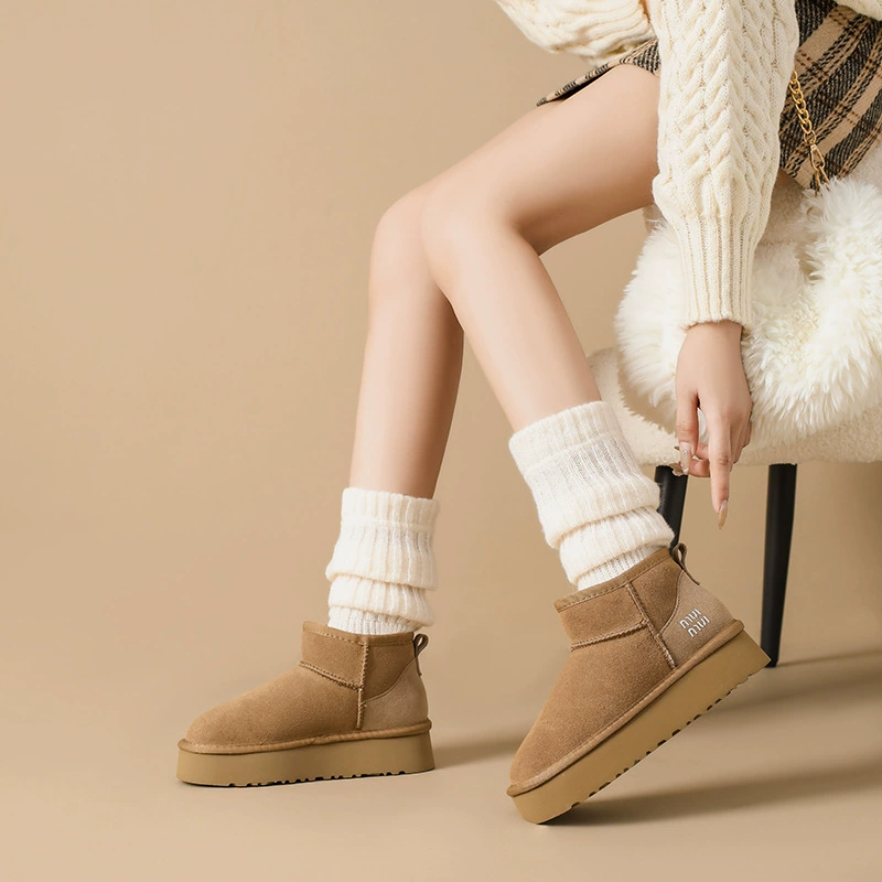 [Готовый запас] Мини-снежные ботинки из мягкой кожи на толстой подошве для женщин, новинка зимы 2025 года, утепленная хлопковая обувь на флисовой подкладке в северо-восточном стиле, кожаная поверхность