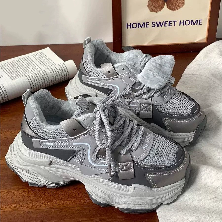 Популярные универсальные туфли для папы на толстой подошве для женщин осенью и зимой, чтобы показать ваши ноги и увеличить рост. Новая уличная бархатная повседневная спортивная обувь 2025 года.