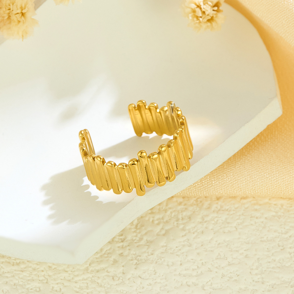 Anillo de acero inoxidable ajustable con apertura de moda en Europa y los Estados Unidos 18k chapado en oro popular dama de anillo geométrico al por mayor