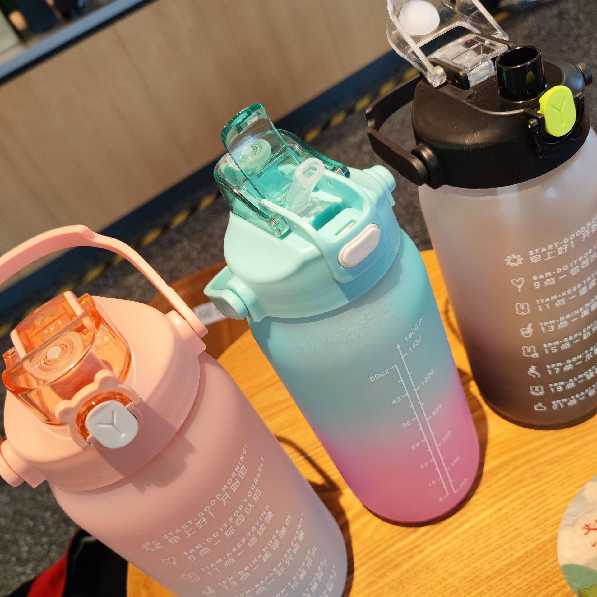 Nueva gradiente de color helado botella de agua de gran capacidad de succión boquilla de beber directa taza mango portátil hervidor de plástico cubierta de rebote