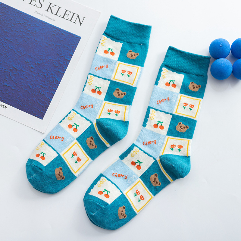 Calcetines de algodón de color puro de las mujeres de la mitad de la pantorrilla de dibujos animados lindo oso ins medias de moda al por mayor para la primavera, el otoño y los estudiantes de invierno