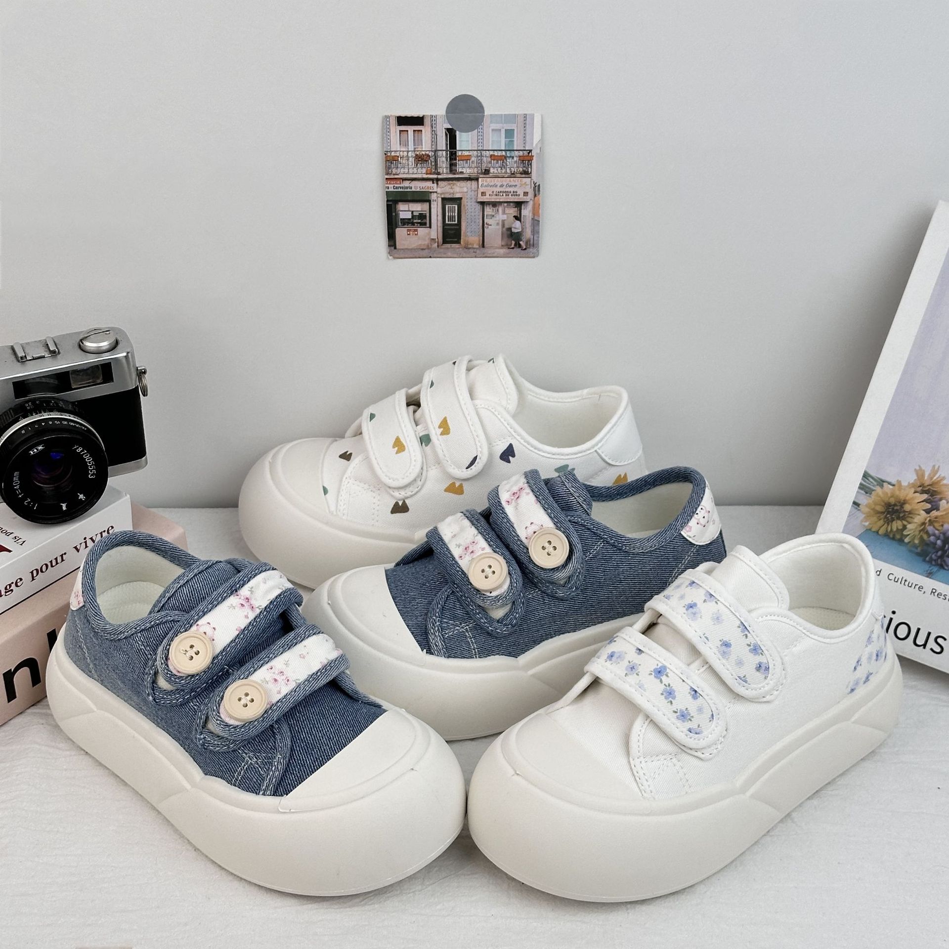 Zapatos de lona de ondas distantes para estudiantes de verano 2025 nuevo velcro con una sola gruesa con una falda zapatos blancos para mujeres