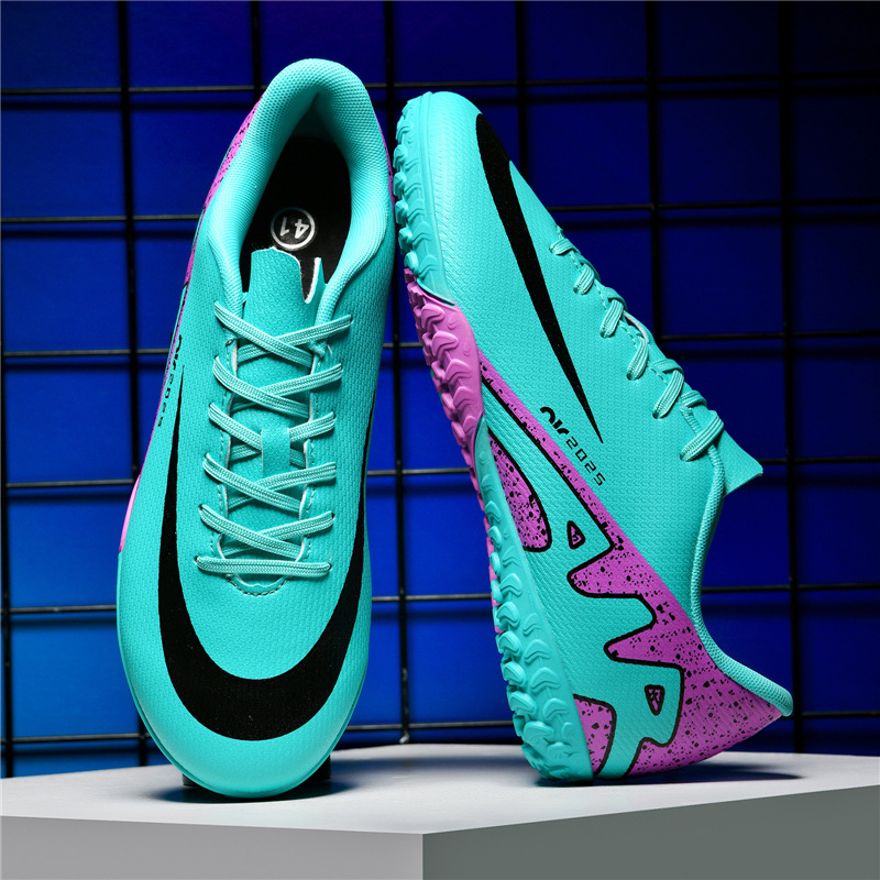 Zapatos de fútbol de alto nivel transfronterizos anti-deslizante para hombres y mujeres zapatos de entrenamiento de fútbol de clavos profesionales al por mayor