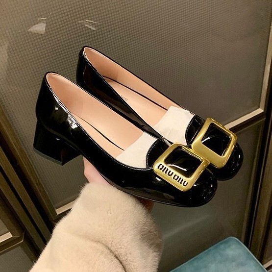 High heels low-cut