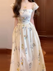 小飞袖方领碎花连衣裙女2025夏季新款茶歇法式度假风收腰显瘦长裙