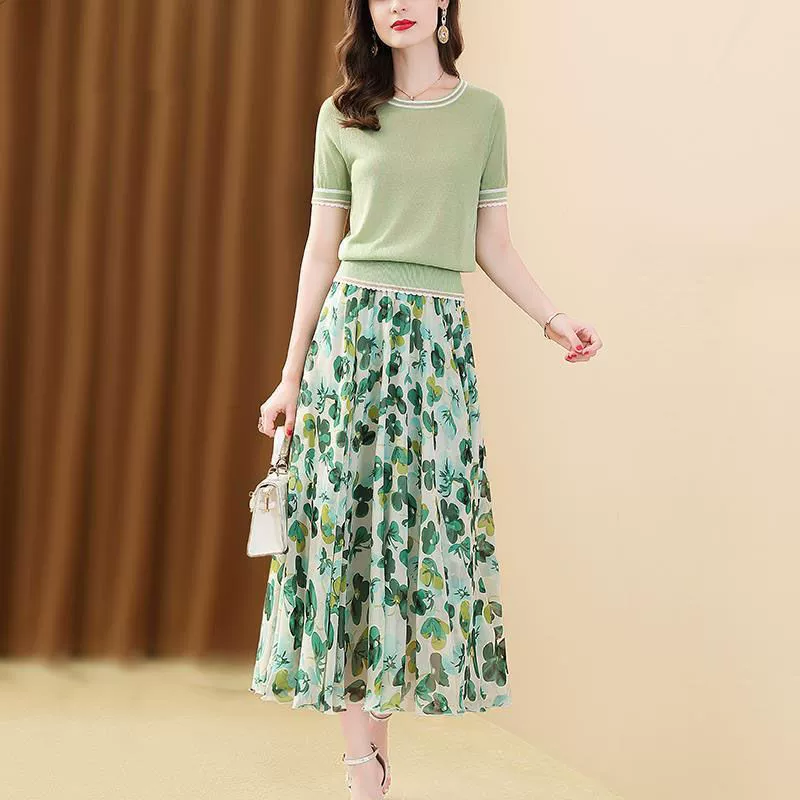 Модный и свежий женский комплект 2025 Лето Новый универсальный цветной блок Топ из ледяного шелка и юбка с принтом Двухсоставной комплект.