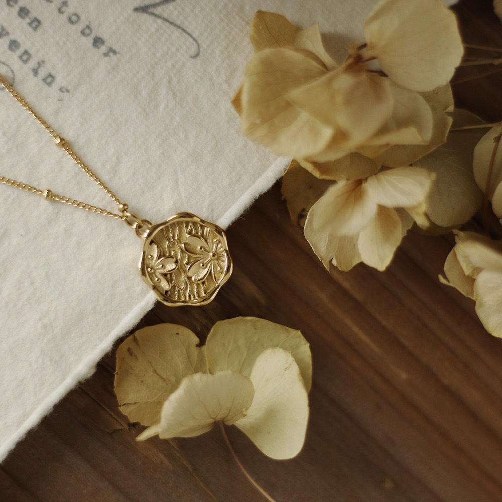1 Piece Quantity Retro Flower Titanium Steel Plating Pendant Necklace 1 Piece
