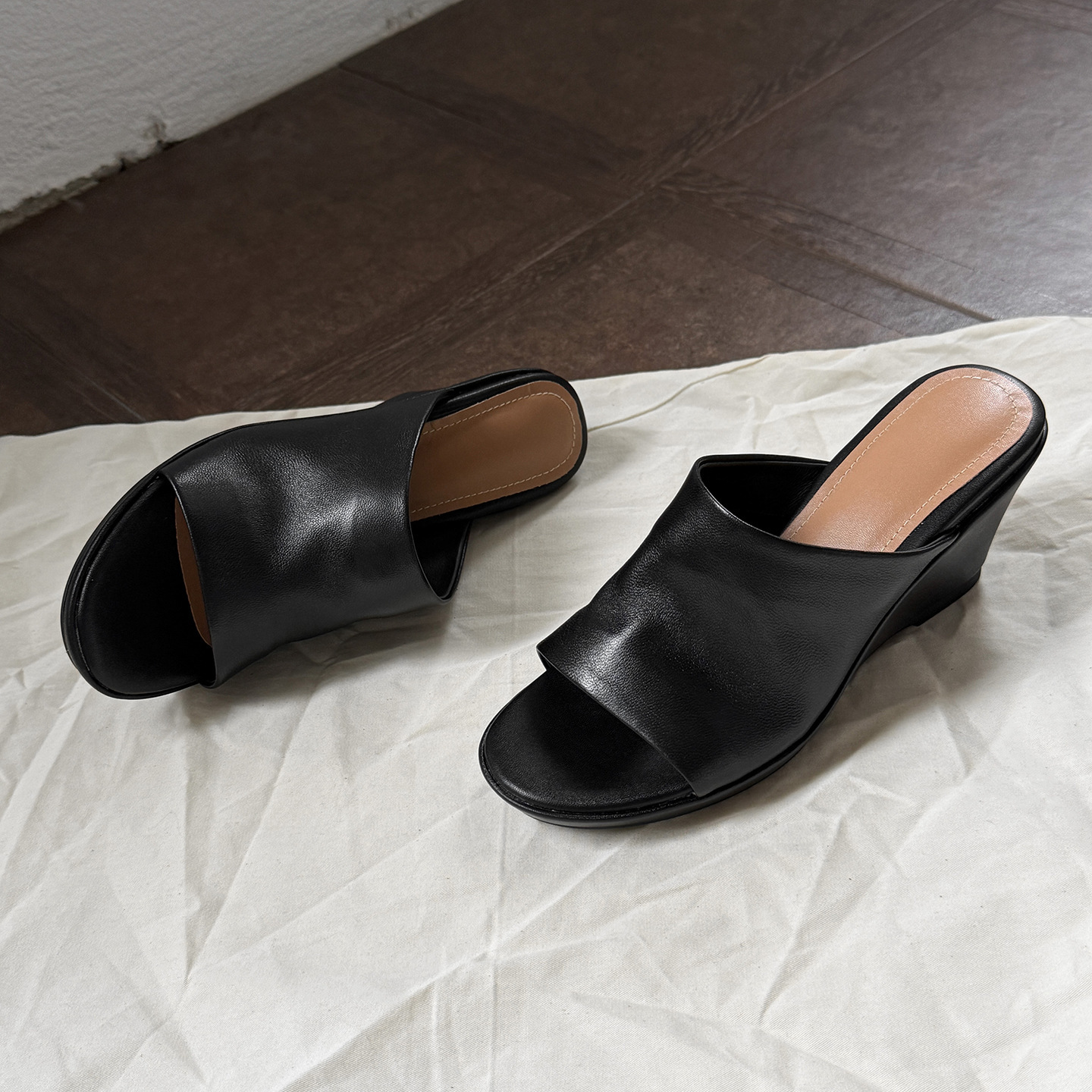 Sandal hở mũi nữ da dê gót nêm 5,5 cm quai ngang kiểu Hàn — đen