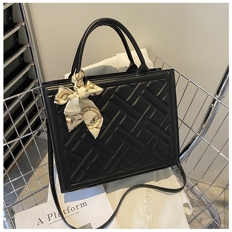Fashionable and versatile women's bag 2023 summer new silk scarf handbag Bags feeling single shoulder diagonal armpit small square bag_voghion.com