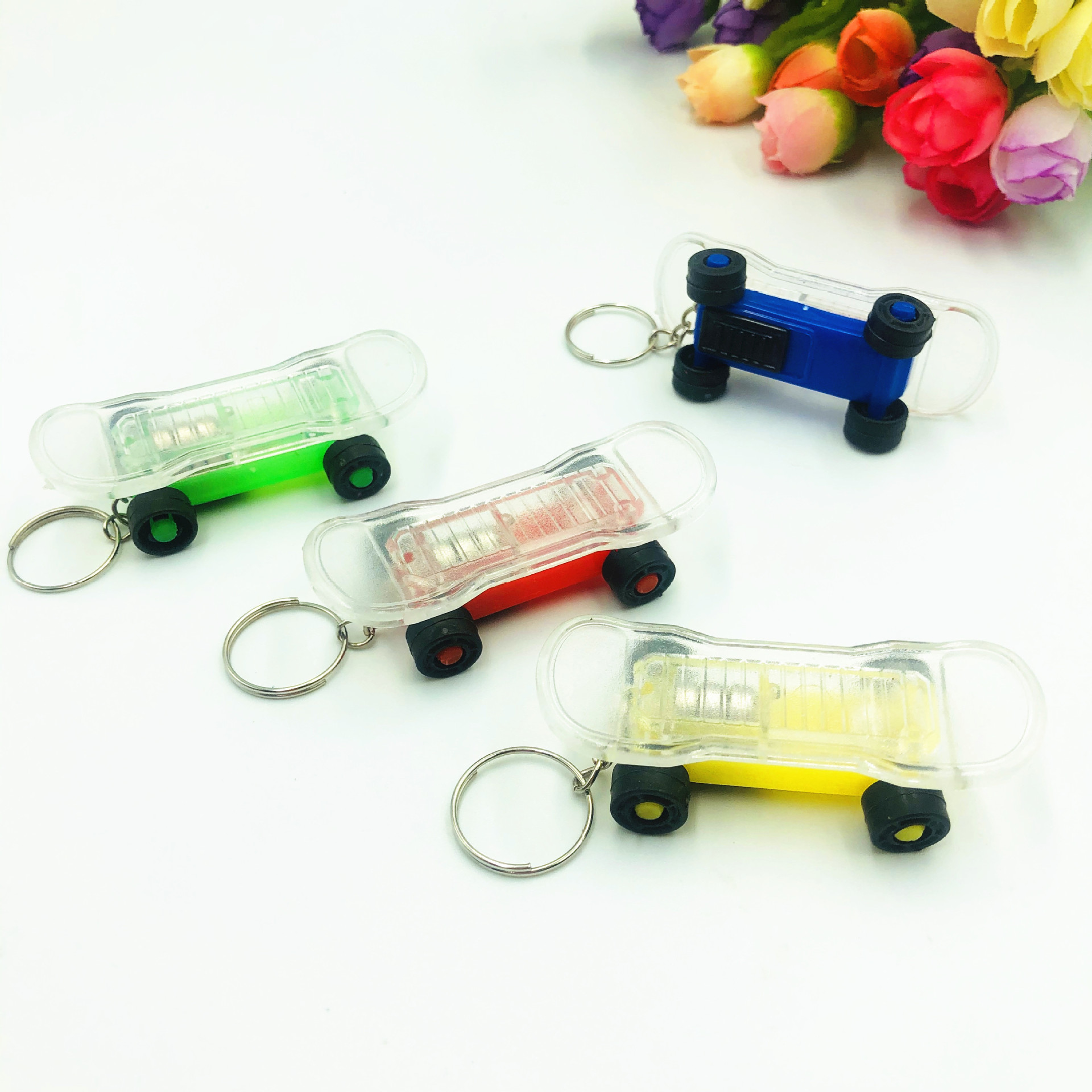 Plástico creativo transfronterizo LED luminoso scooter llavero colgante de juguete para niños pequeño regalo logotipo imprimible