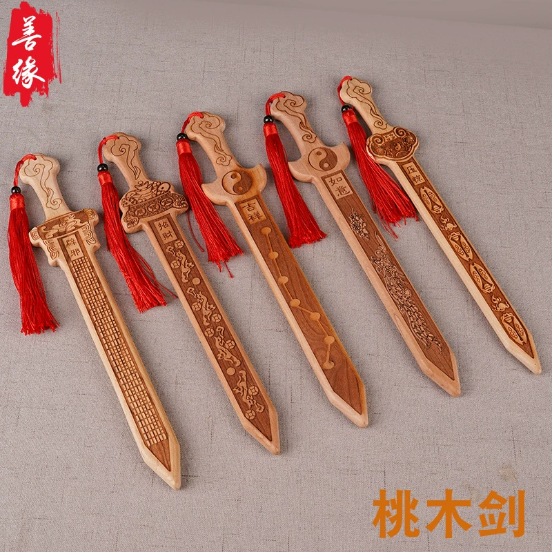 Производитель поставляет меч из персикового дерева, деревянный меч, меч оригинального цвета, кулон из персикового дерева, украшения и поделки.