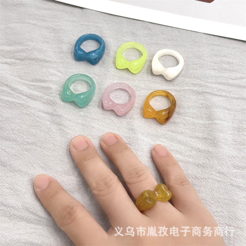 Japonés y coreano transfronterizo nuevo anillo de arco de efecto de nube de resina fresco dulce viento red anillo de diseño rojo