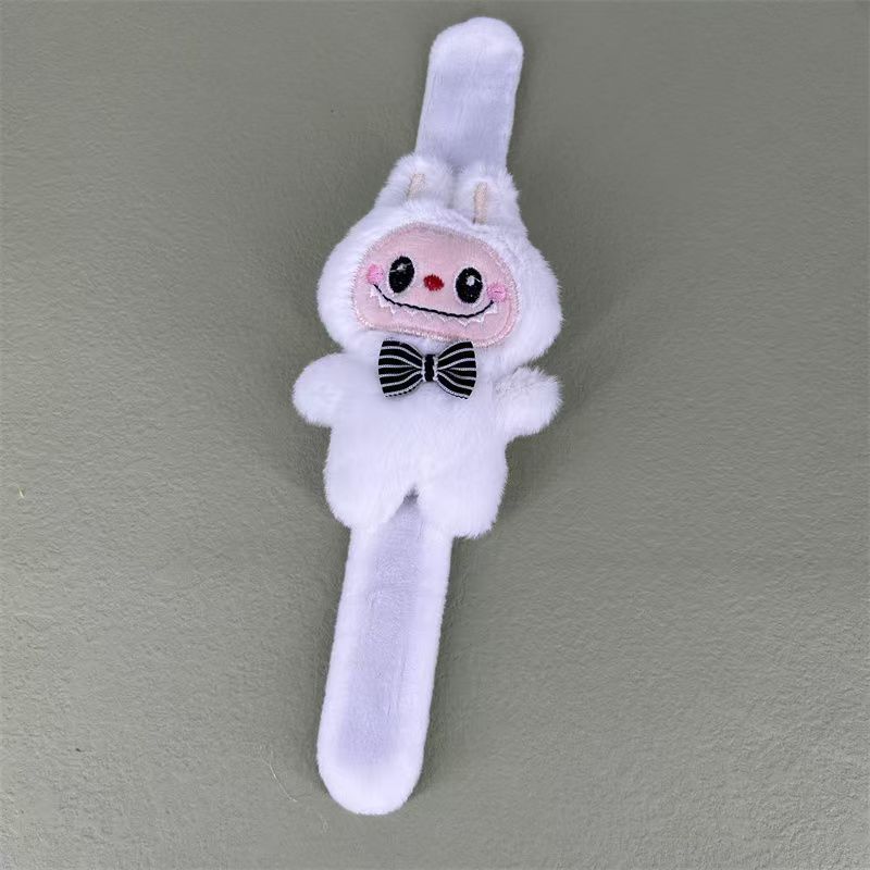 흰색 수직 헝겊 인형