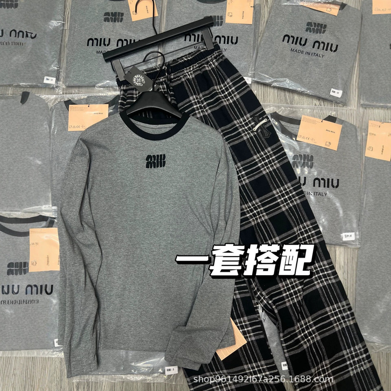 In stock 26 early autumn new model Nanyou Haute Couture Miu simple casual classic letter embroidery versatile gray long-sleeve T-shirt In stock 26 early autumn new model Nanyou Haute Couture Miu simple casual classic letter embroidery versatile gray long-sleeve T-shirt