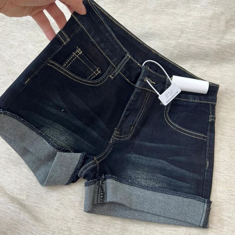 American-Style Rolled-Edge Dark Blue Denim Ultra-Short Shorts for Women, New Summer Style, Slim-Fit High-Waisted Straight Shorts American-Style Rolled-Edge Dark Blue Denim Ultra-Short Shorts for Women, New Summer Style, Slim-Fit High-Waisted Straight Shorts
