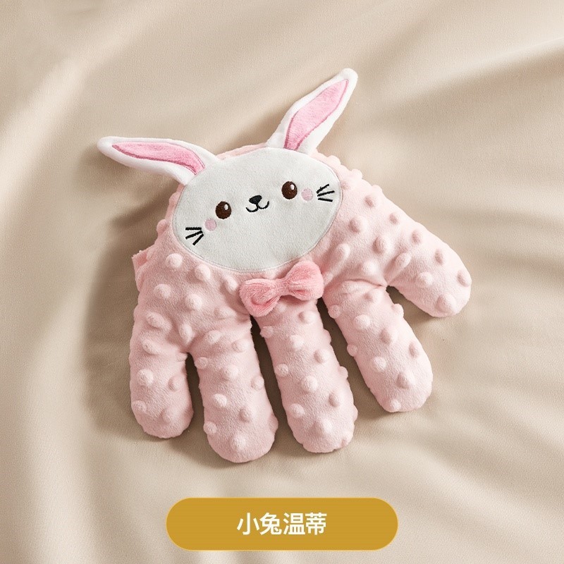 El bebé le da unas palmaditas en el trasero para conciliar el sueño.