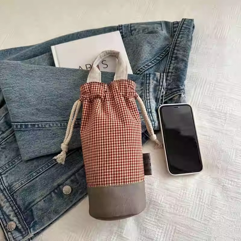 杯套手提小拎包韩系手工布艺通用新款棉麻怀旧格子抽口水桶水杯袋