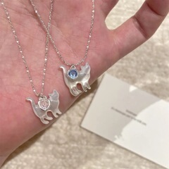 赤い本の同じタイプのかわいい猫の愛のネックレスのファッションは簡単です。