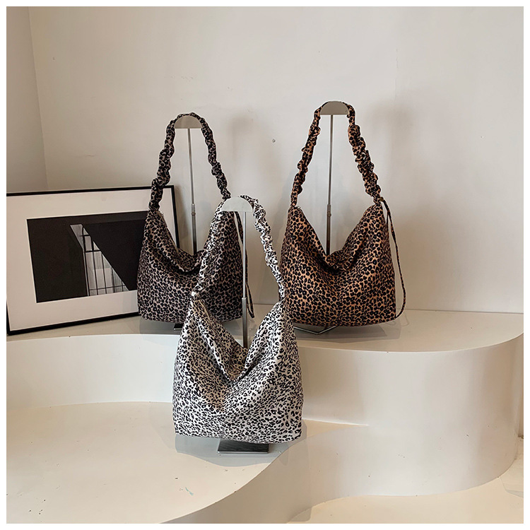 Leopard print women's tote large capacity crossbody bag, 2024 new casual canvas college student fashion class bag_voghion.com