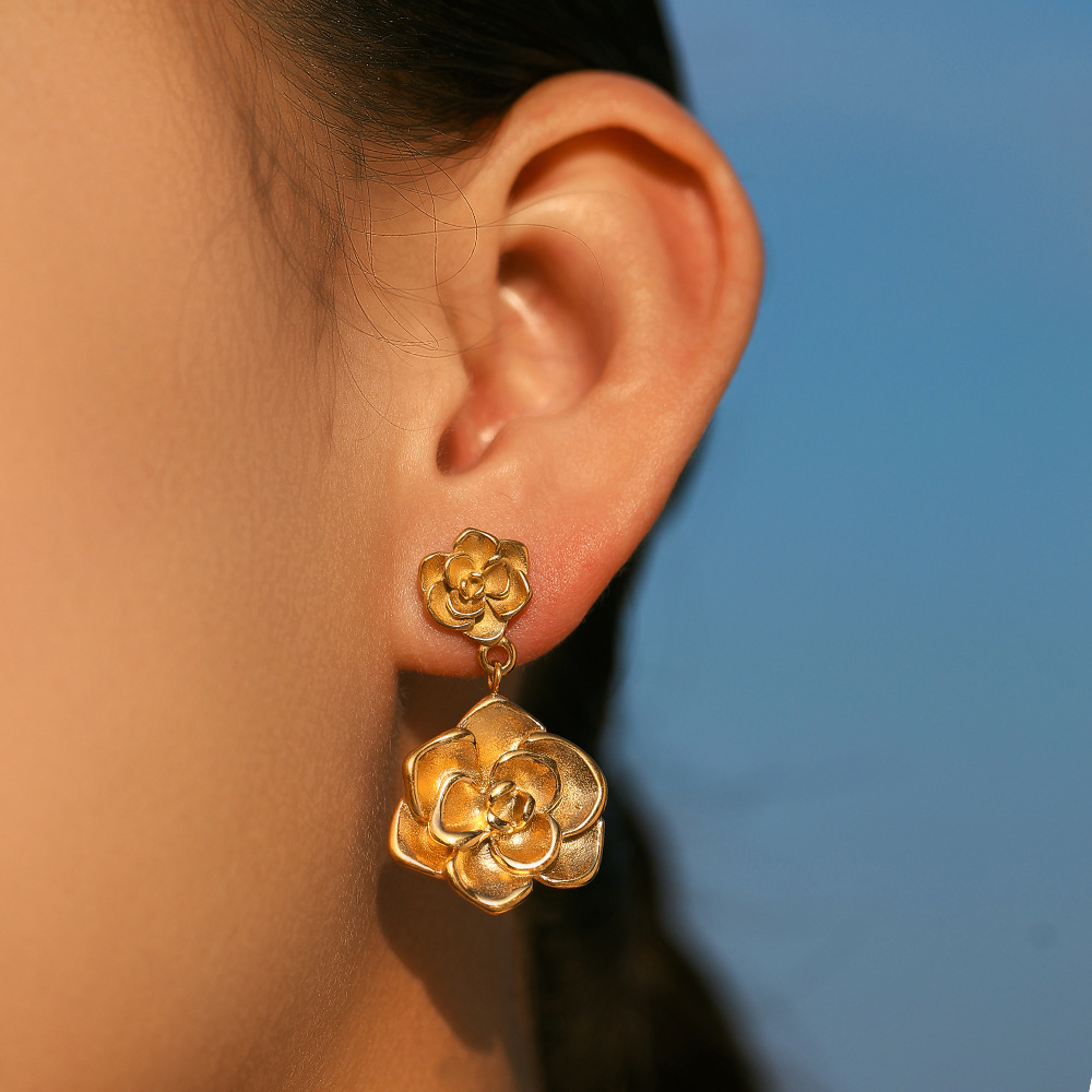 Tina transfronteriza galvanizado 18k oro inoxidable pernos de orejas de alta calidad sensación de moda para damas simple in joyas de orejas de viento