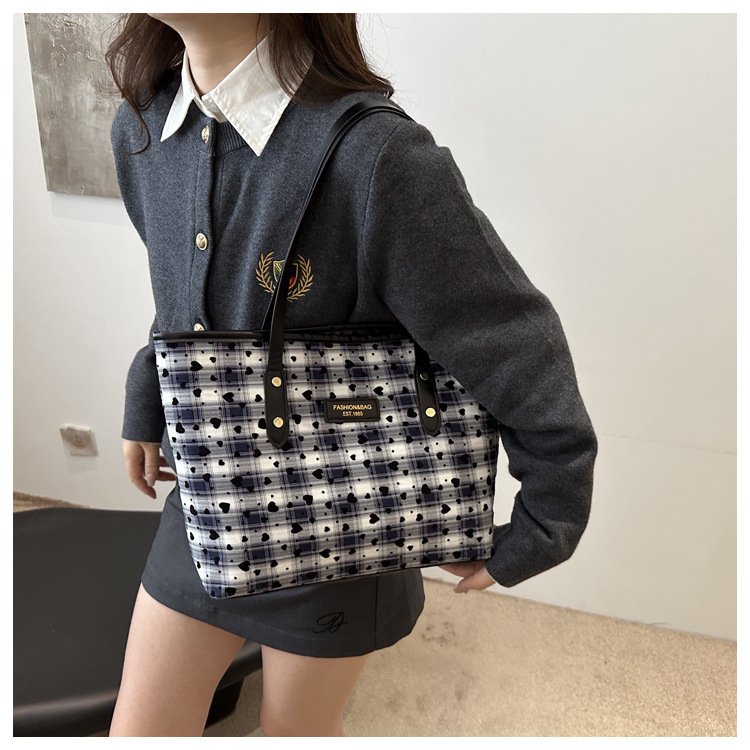 Fashionable large-capacity tote bag for women, new autumn 2024 collection, casual retro single-shoulder bag, commuter handbag, cross-border bag undefined