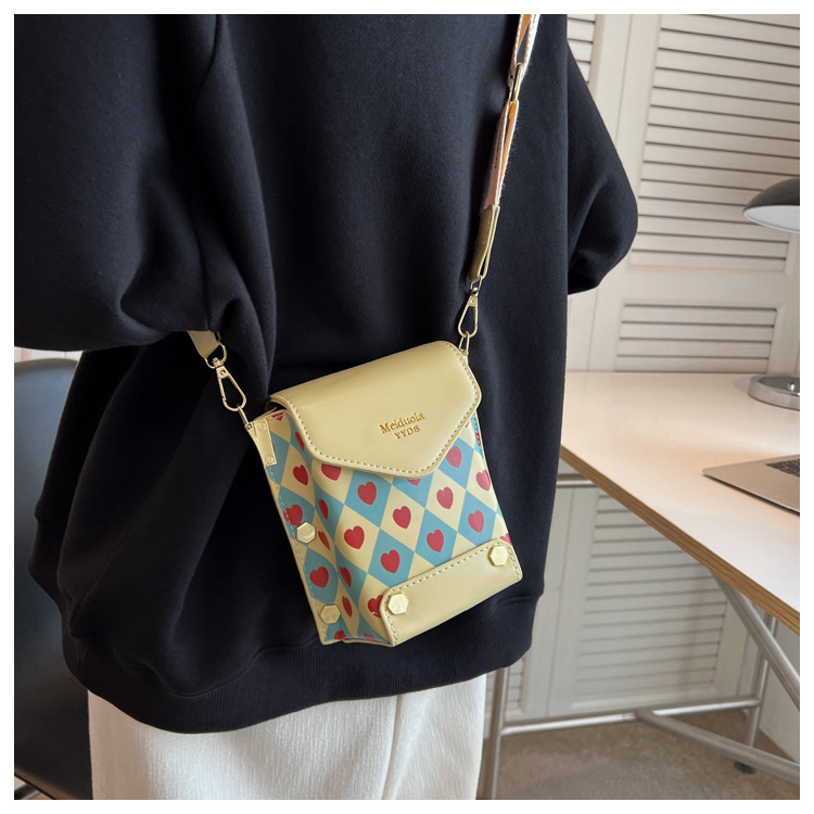 Women's Pu Leather Heart Shape Lingge Fashion Soft Surface Square Magnetic Buckle Shoulder Bag Crossbody Bag Square Bag display picture 2