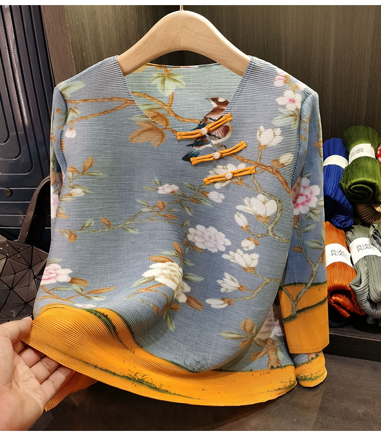 Áo thun dài tay nữ phối nút bấm in họa tiết hoa văn xếp ly, form rộng thoải mái — Tím hoa, Màu xanh lam chi tiết 11