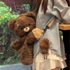 可爱い熊のぬいぐるみが腹ばいになっています。