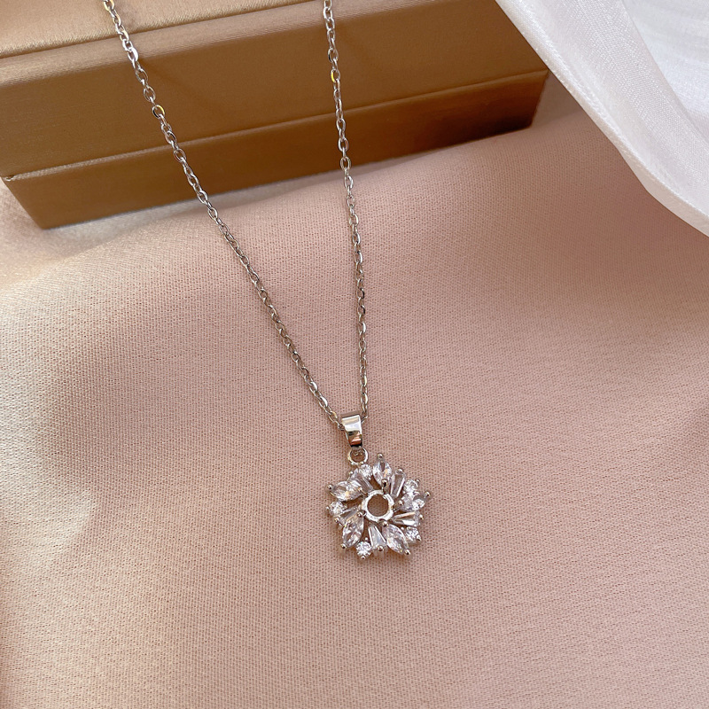 Fashion Titanium Steel Rotating Flower Micro-encrusted Diamond Necklace display picture 1