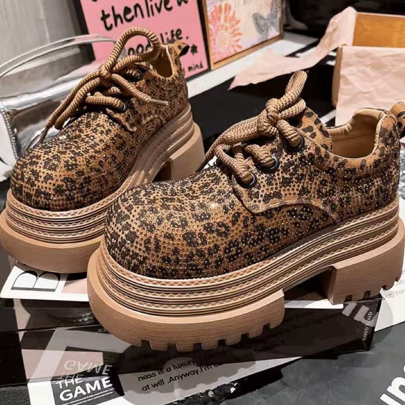 Los productos europeos de diamante de diamante de leopardo retrógrado muffin pequeño zapato de correa JK zapatos de cuero zapatos de mujer 2025