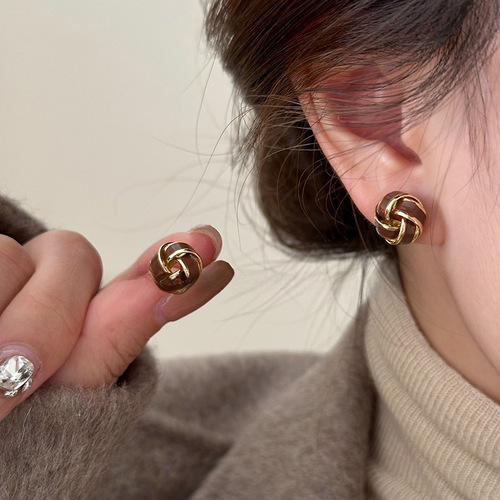 Autumn and winter drop glaze Meilade earrings small crowd design sense ear needle female  new style luxury high-end sense earrings 