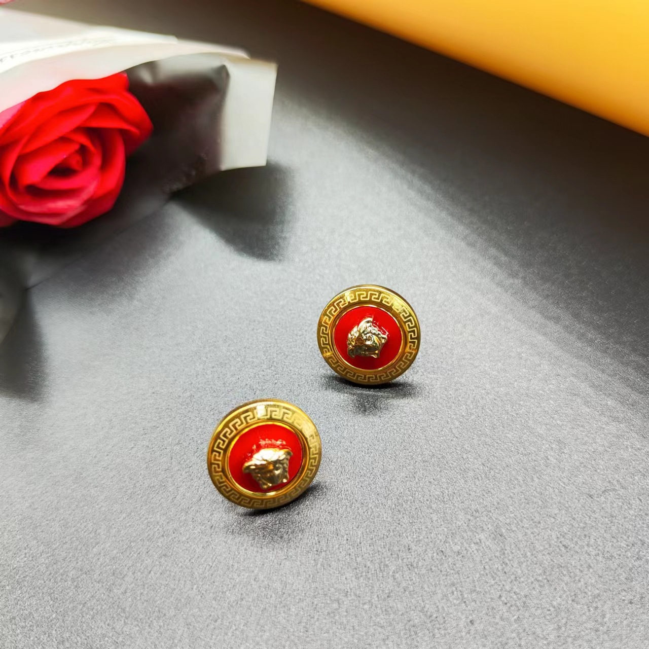 Retro Cartoon Character Round Titanium Steel Inlay Shell Ear Studs 1 Pair