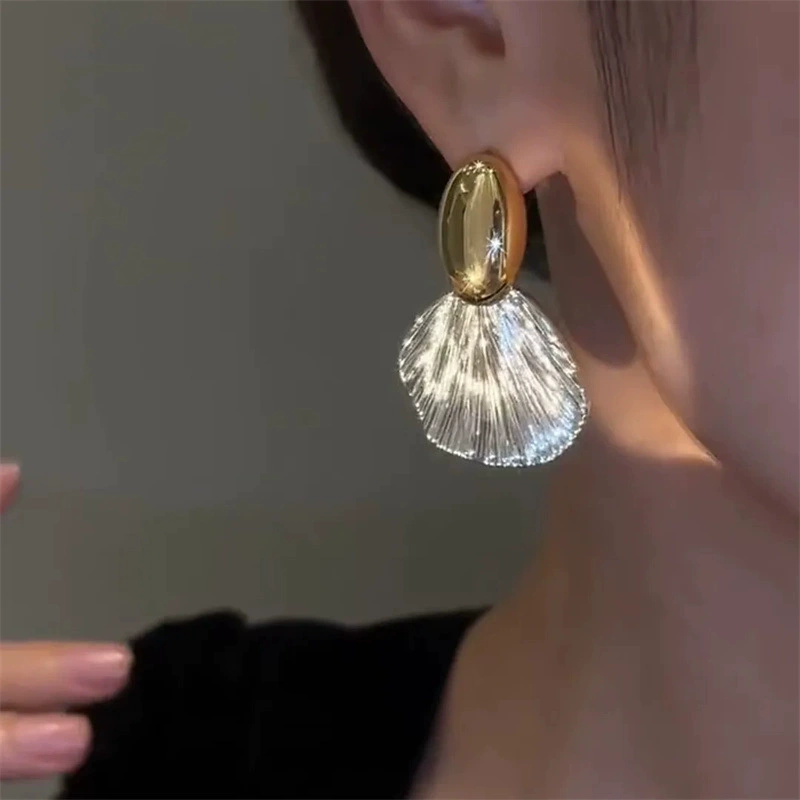 Earrings, retro metal ginkgo‑leaf design, light‑luxury gold finish, 8 × 6 × 1 cm