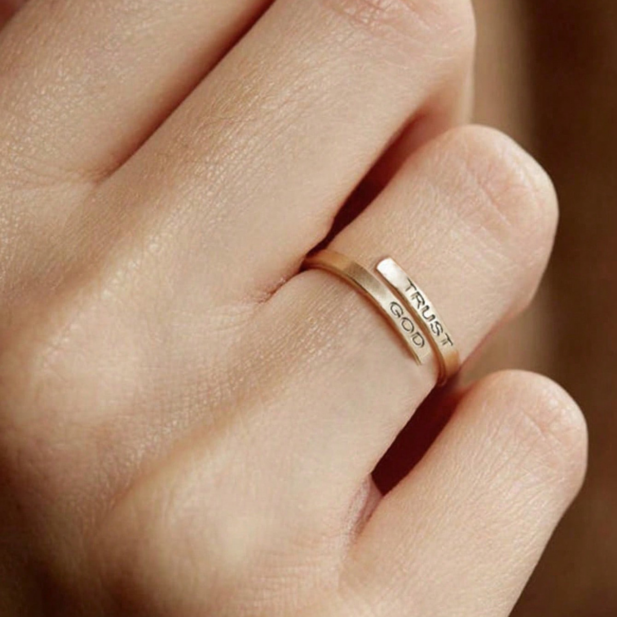 Glittrande designerring för damer, elegant och bekväm_voghion.com