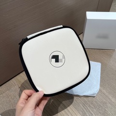 カウンターの化粧品売り場で、白い四角い大容量の化粧バッグを収納します。