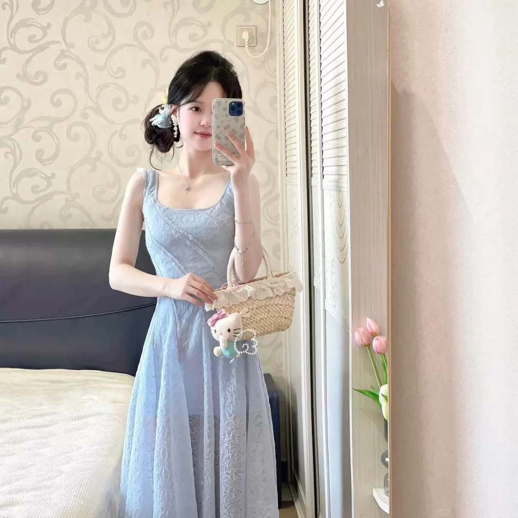 法式气质蓝色蕾丝吊带连衣裙女夏季新款海边度假风收腰小个子长裙